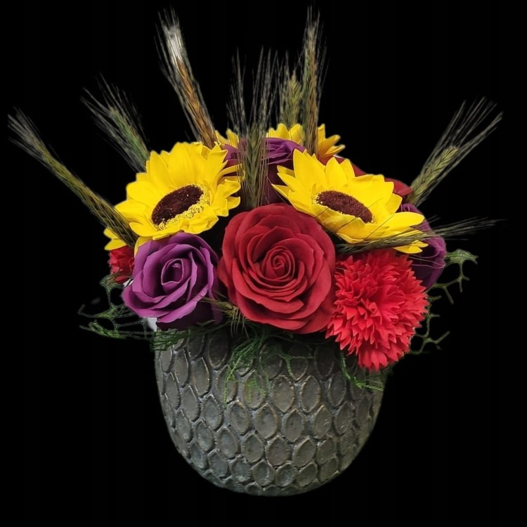 Bukiet słoneczników mydlanych na prezent w rustykalnej ceramicznej osłonce