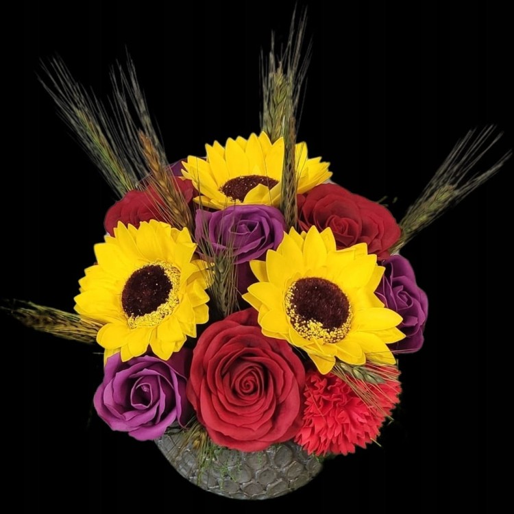 Bukiet słoneczników mydlanych na prezent w rustykalnej ceramicznej osłonce