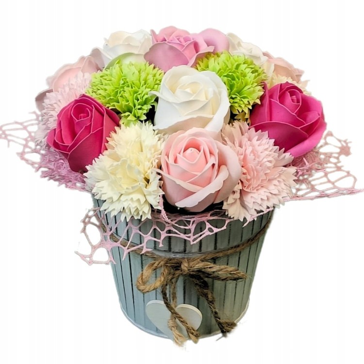 Bukiet z goździków i róż mydlanych w metalowej białej osłonce z sercem