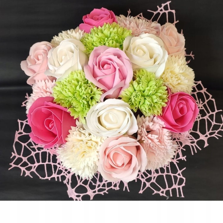 Bukiet z goździków i róż mydlanych w metalowej białej osłonce z sercem