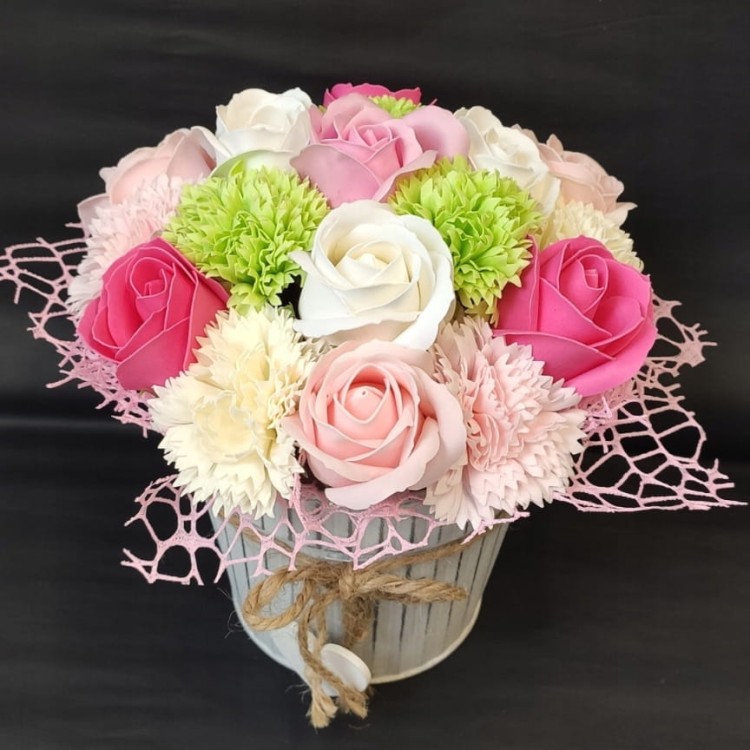 Bukiet z goździków i róż mydlanych w metalowej białej osłonce z sercem