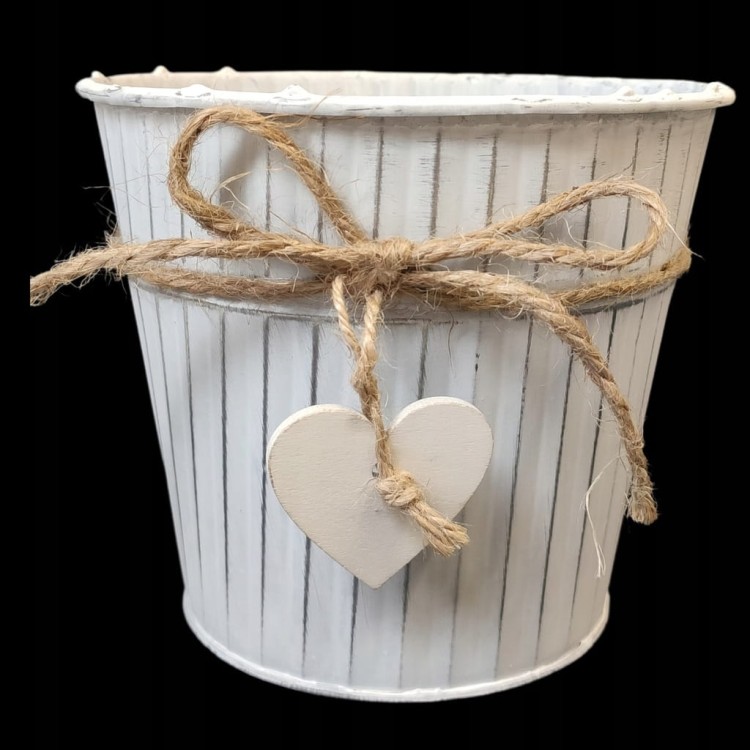 Bukiet z goździków i róż mydlanych w metalowej białej osłonce z sercem