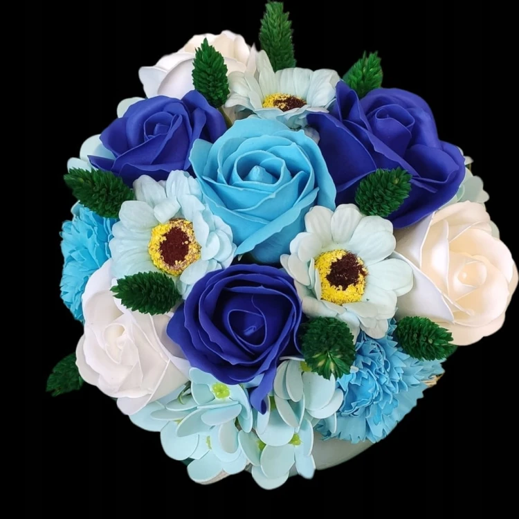 Niebieski bukiet mydlany w błękitnej osłonce
