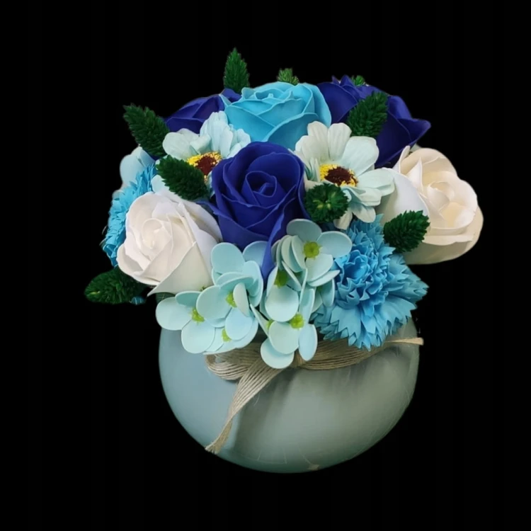 Niebieski bukiet mydlany w błękitnej osłonce