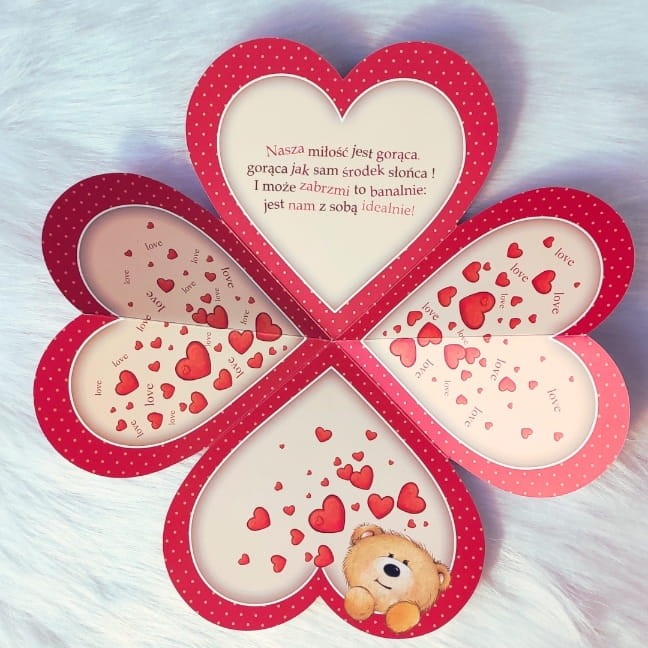 Kartka na Walentynki w kształcie serca z misiem i życzeniami rozkładana