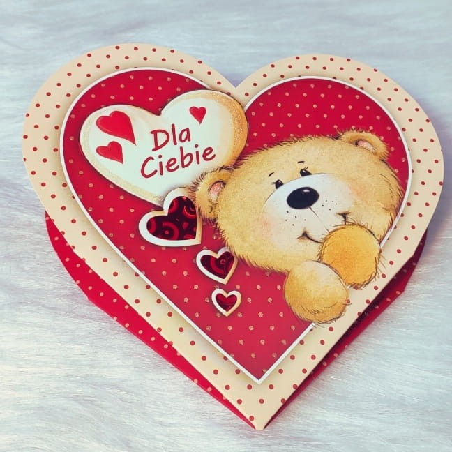 Kartka na Walentynki w kształcie serca z misiem i życzeniami rozkładana